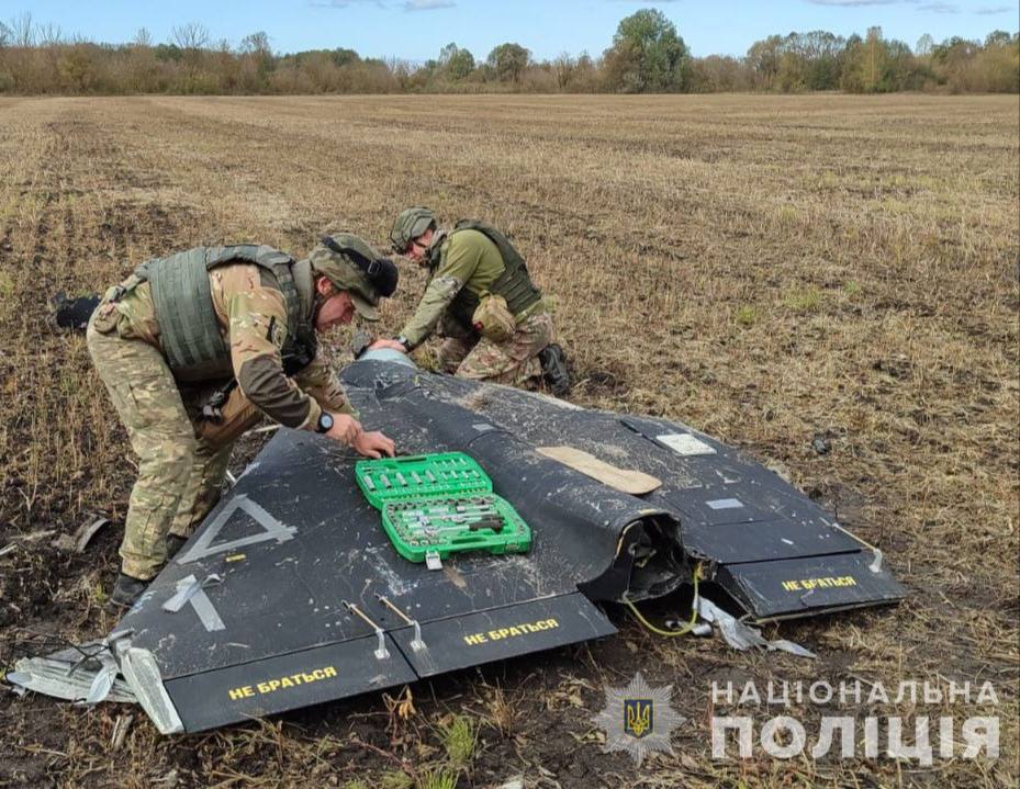 У полі на Сумщині люди виявили збитий російський БпЛА