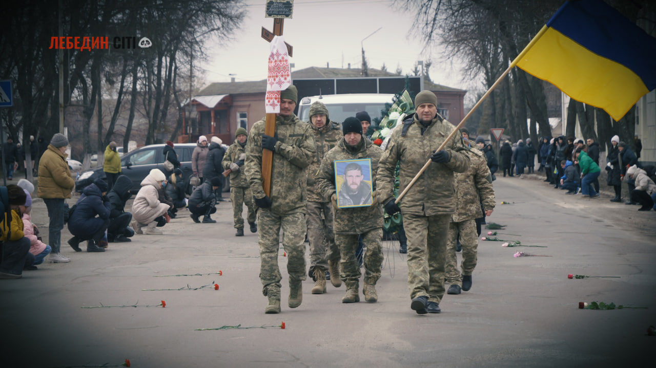 У Лебедині провели в останню дорогу бійця тероборони Дмитра Зайця