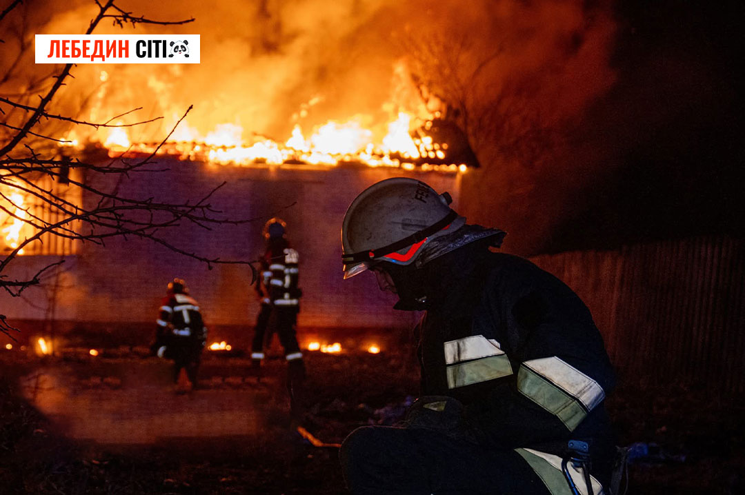 На Лебединщині рятувальники ліквідували пожежу в господарчій будівлі