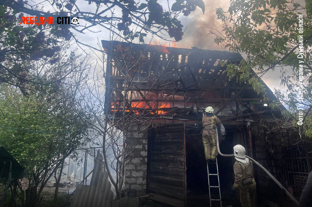 У Лебедині рятувальники ліквідували пожежу в господарчій споруді, врятувавши житловий будинок