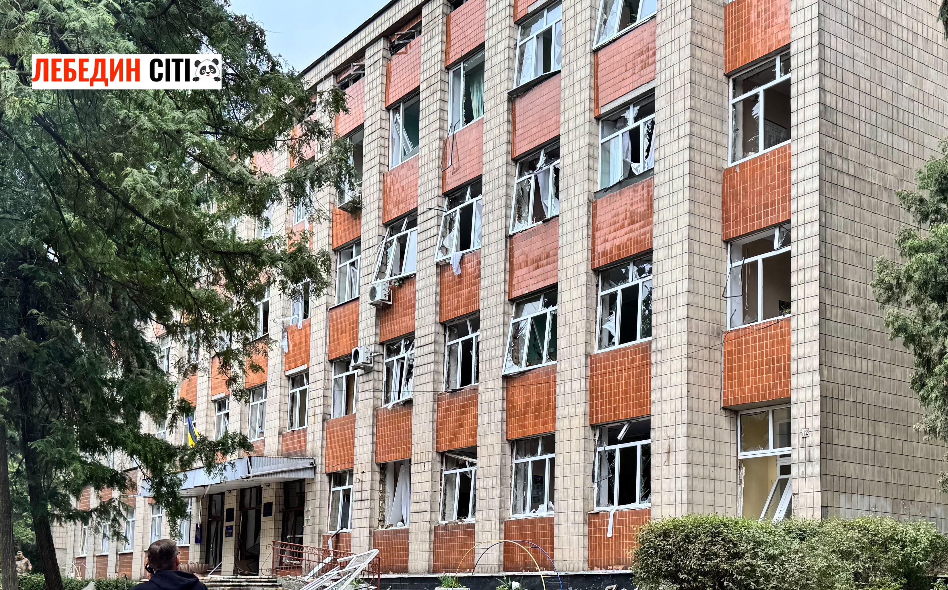У Лебедині внаслідок атаки російських БпЛА пошкоджено адміністративні та приватні будівлі