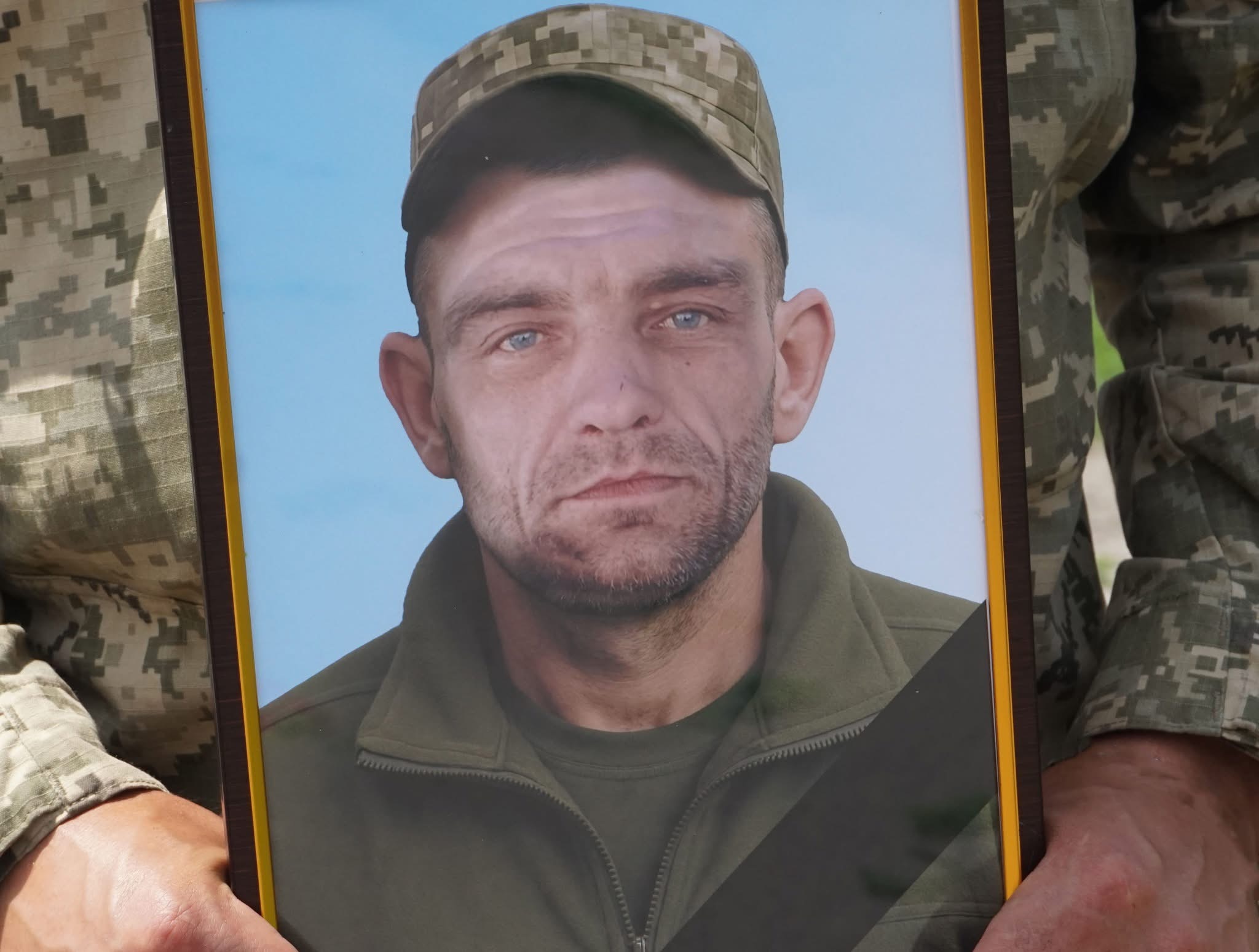 На Лебединщині провели в останню дорогу полеглого захисника України — Олексія Мірошниченка