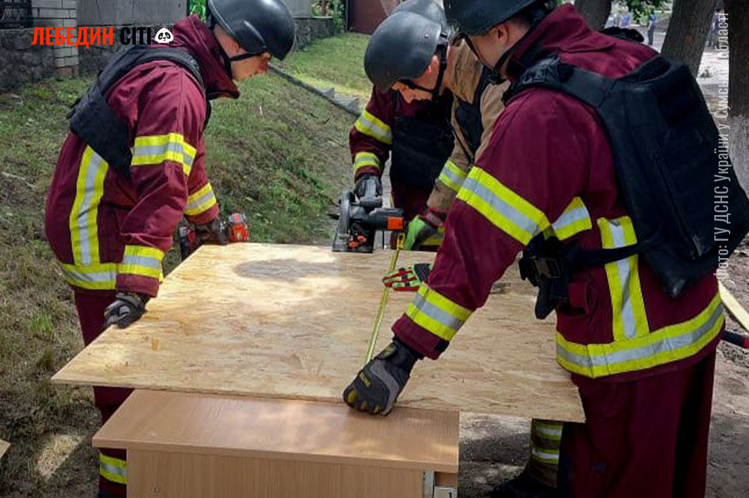 У Лебедині рятувальники відновили понад 100 вікон після ворожої атаки