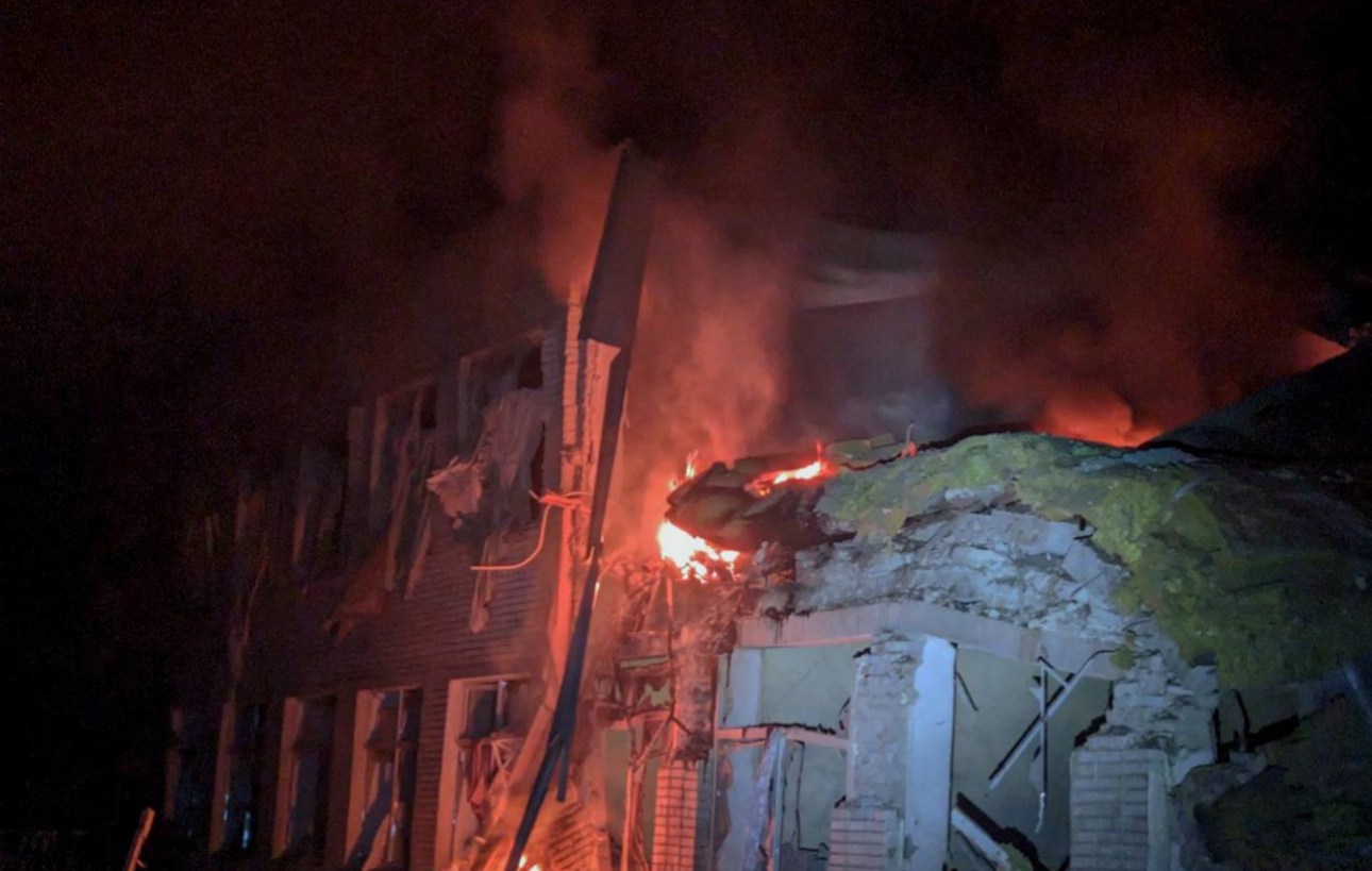 Нічна ракетна атака на Шостку: поранено 14-річну дівчинку, пошкоджено медзаклад та будинки