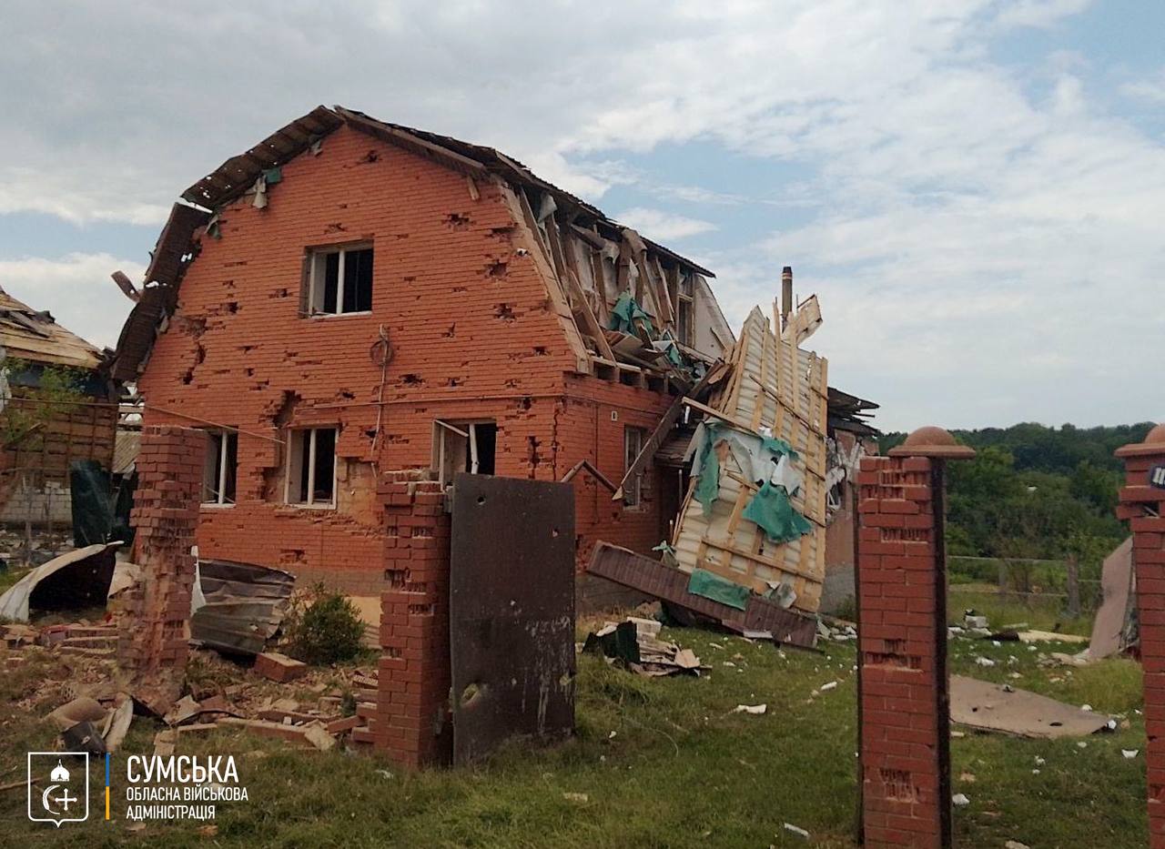 На Сумщині через обстріли загинув мирний мешканець, пошкоджено будинки та виникла пожежа