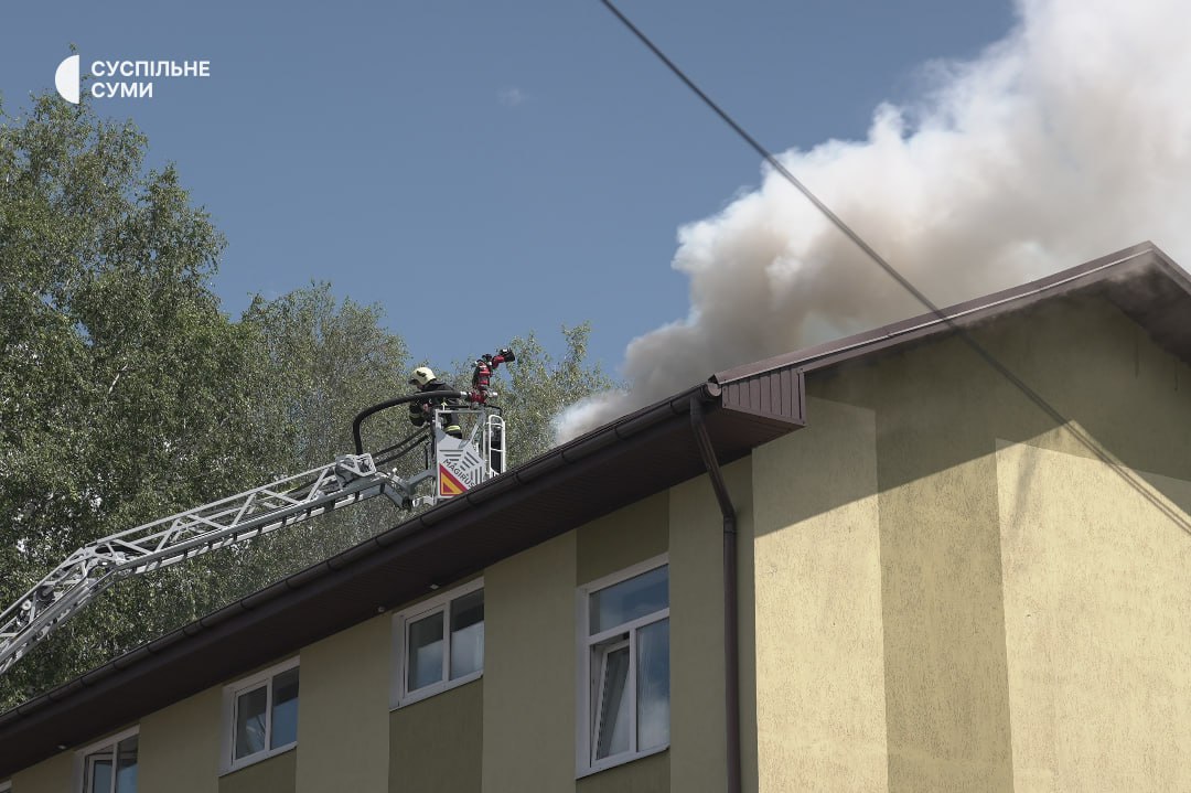 У Сумах ворожий безпілотник втретє за день атакував місто, поціливши у медичний заклад