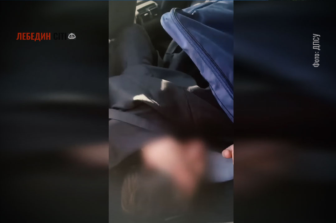 Жителя Сумщини намагалися незаконно переправити через кордон, сховавши під рясами священника