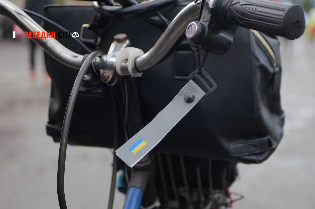 У Лебедині велосипедистам безкоштовно роздавали світловідбивачі