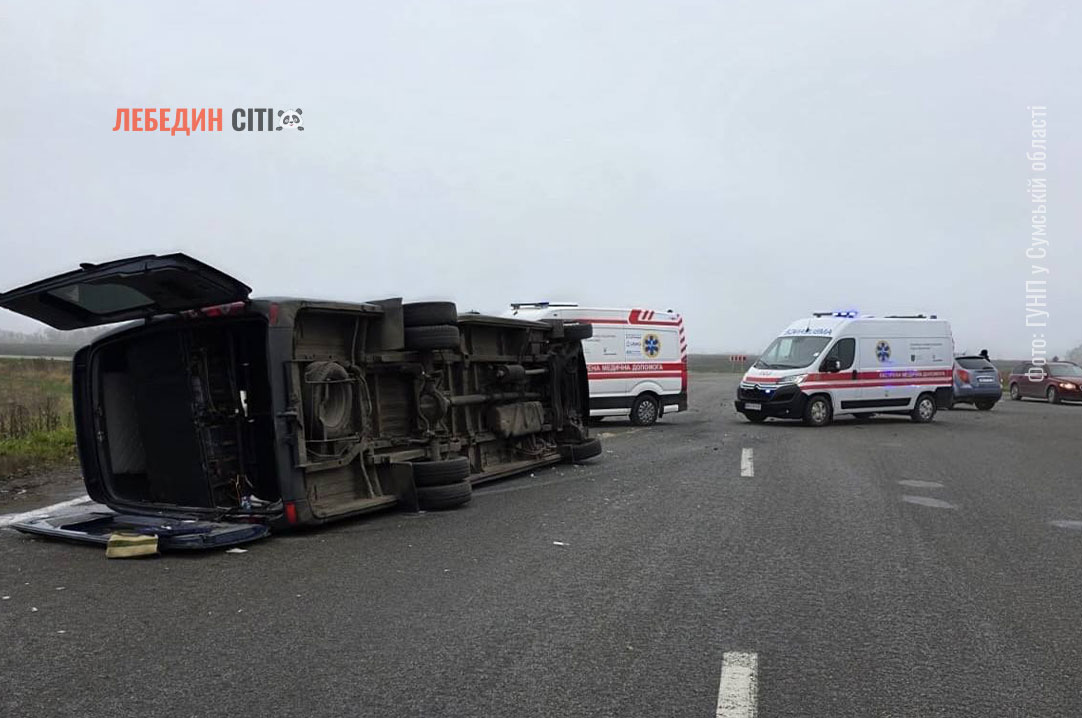 У Сумському районі зіткнулися легковик та маршрутка: двоє пасажирів у лікарні