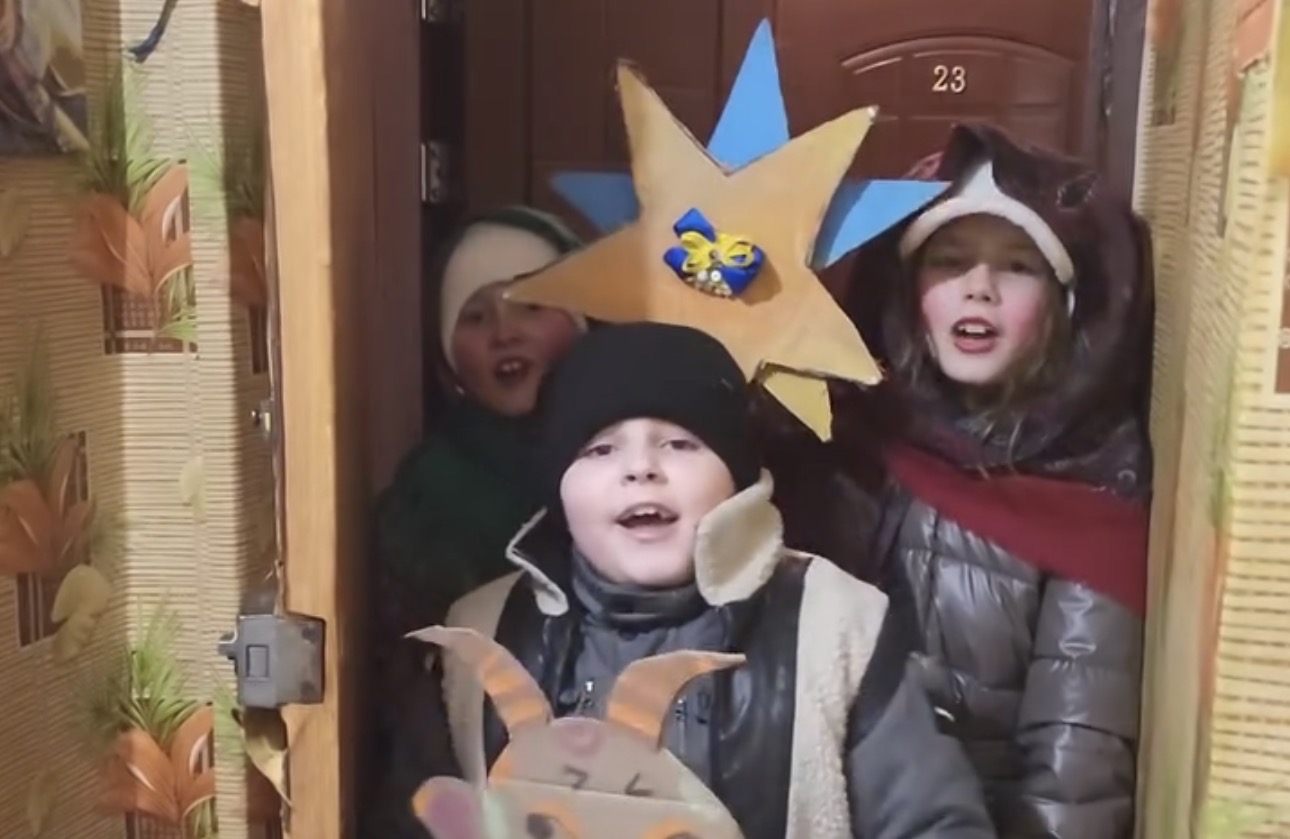 Різдвяний дух на Лебединщині: маленькі колядники несуть радість у кожен дім!