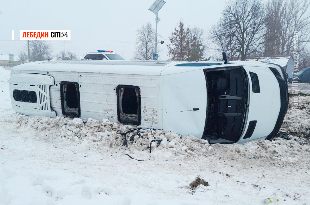На Сумщині перекинувся мікроавтобус: вісім людей травмовані