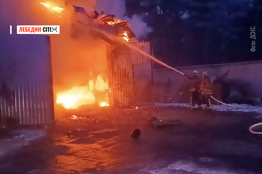 У Лебедині вогнеборці врятували гараж та вантажівку від вогню