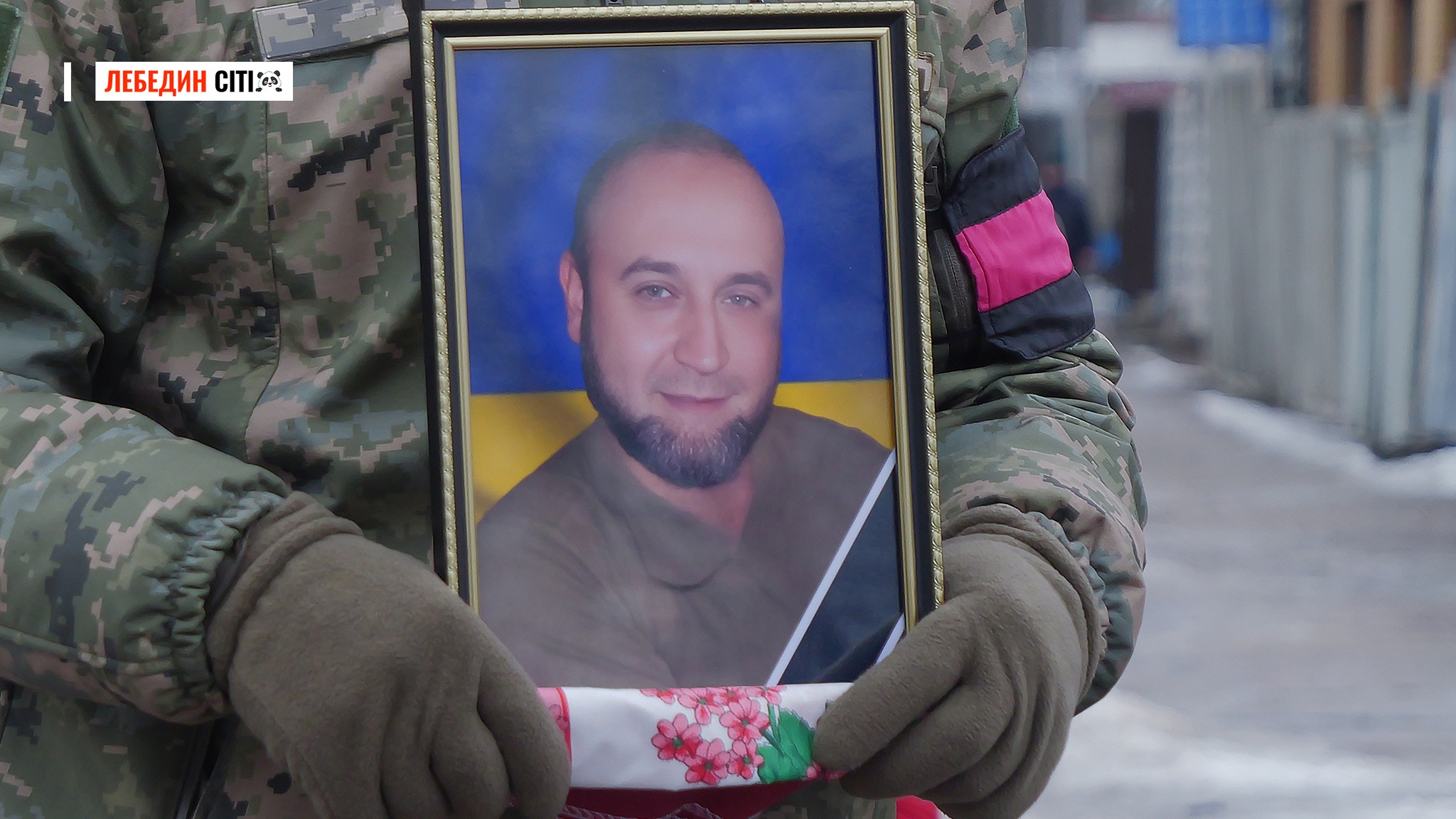 На щиті: Лебединська громада провела в останню путь Героя Анатолія Іщенка