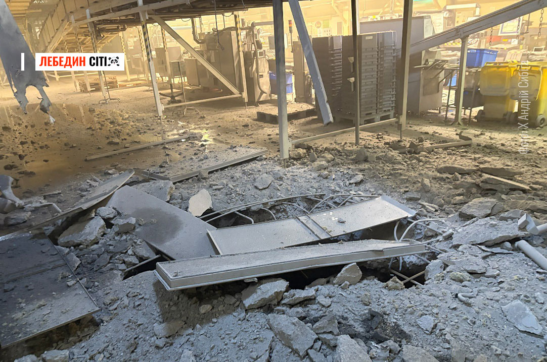 Російська ракета вдарила по шоколадній фабриці у Тростянці