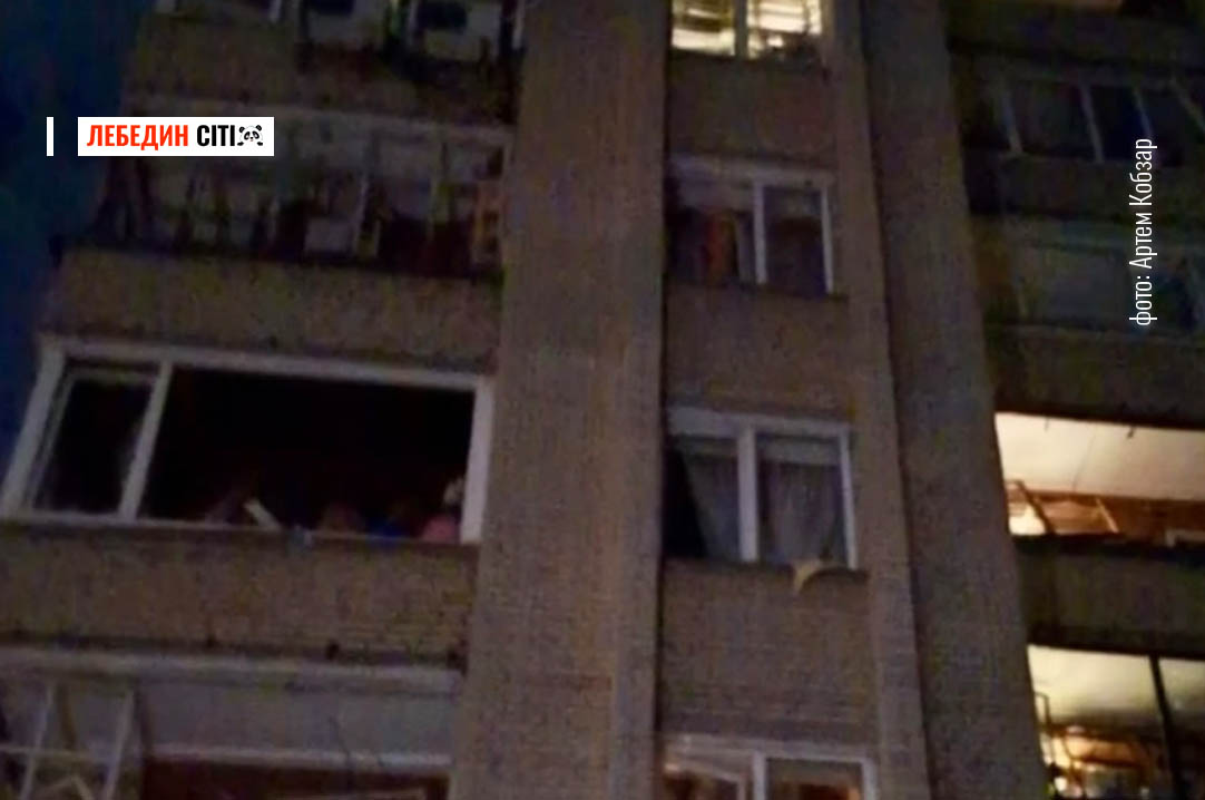 Нічна атака на Суми: ворожий безпілотник влучив у двір багатоповерхівки