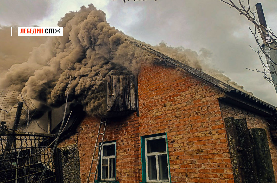 У Лебедині рятувальники ліквідували пожежу в літній кухні