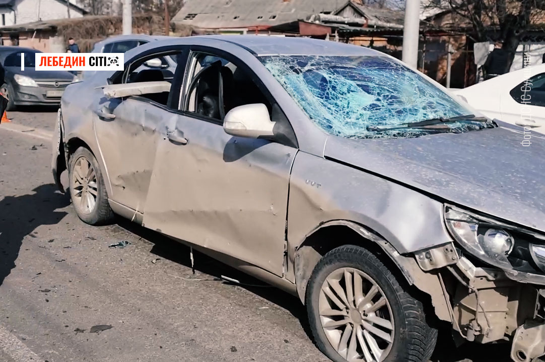 Ворожий БпЛА атакував Суми: четверо поранених та пошкоджені автівки