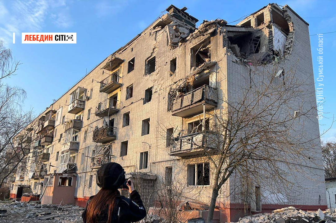 Ворог завдав авіаудару по Шостці: загинула жінка, серед поранених — її рідні