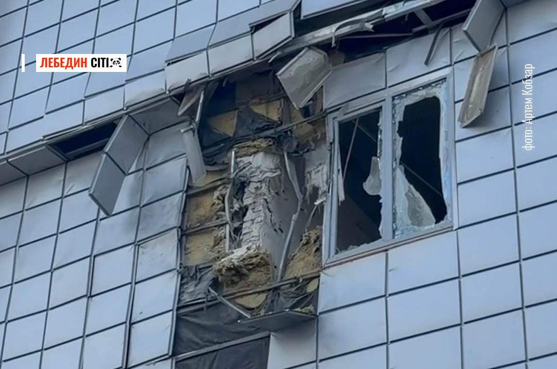 У Сумах ворожий БПЛА поцілив у торговельний центр: є поранені