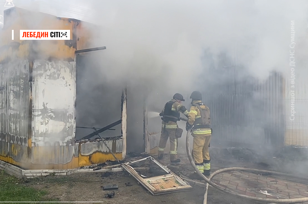 На Сумщині вогнеборці ліквідували пожежу після ворожої атаки