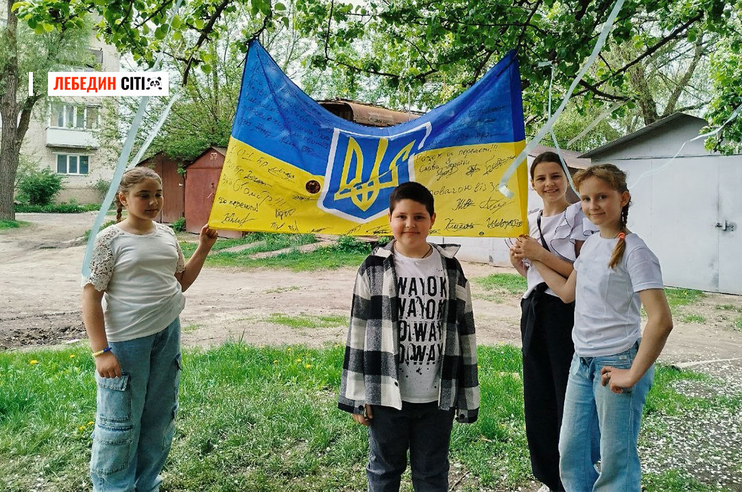 «Маленькі волонтери» великих справ: у Лебедині діти організували благодійний концерт на підтримку ЗСУ