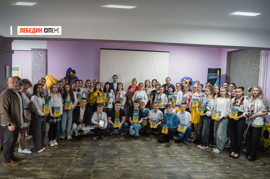Гордість громади: у Лебедині відзначили найуспішніших школярів (відео)