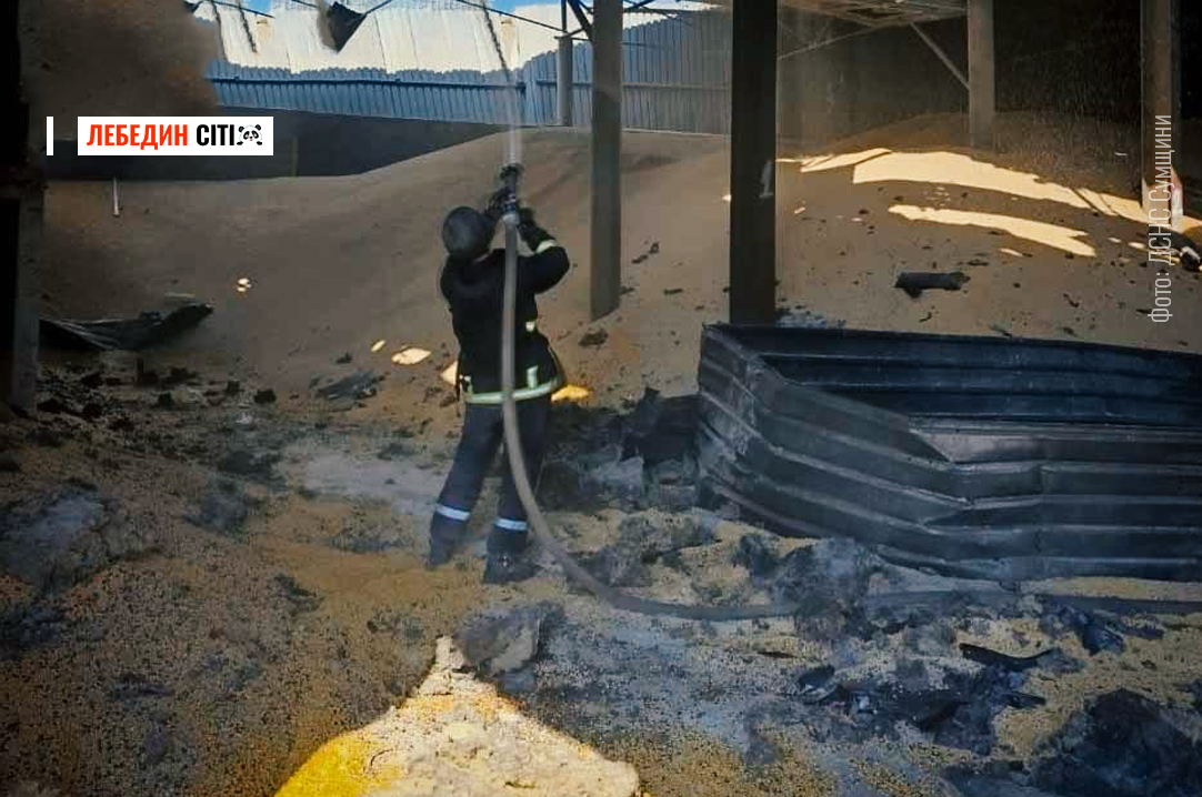 Сумський район пережив чергову атаку на житловий сектор та зерносховища