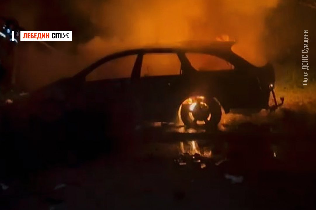 Вночі на Сумщині ворожий дрон знищив автівку та пошкодив багатоповерхівку