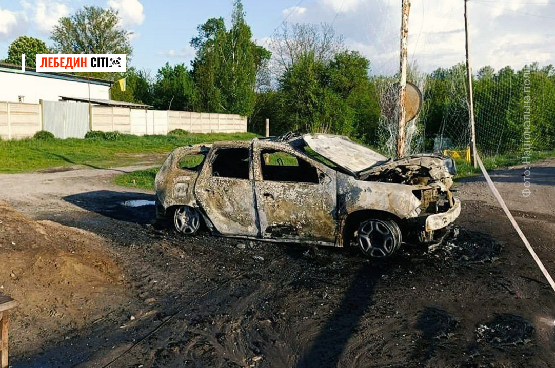 На Сумщині ворожий дрон знищив автомобіль поліції
