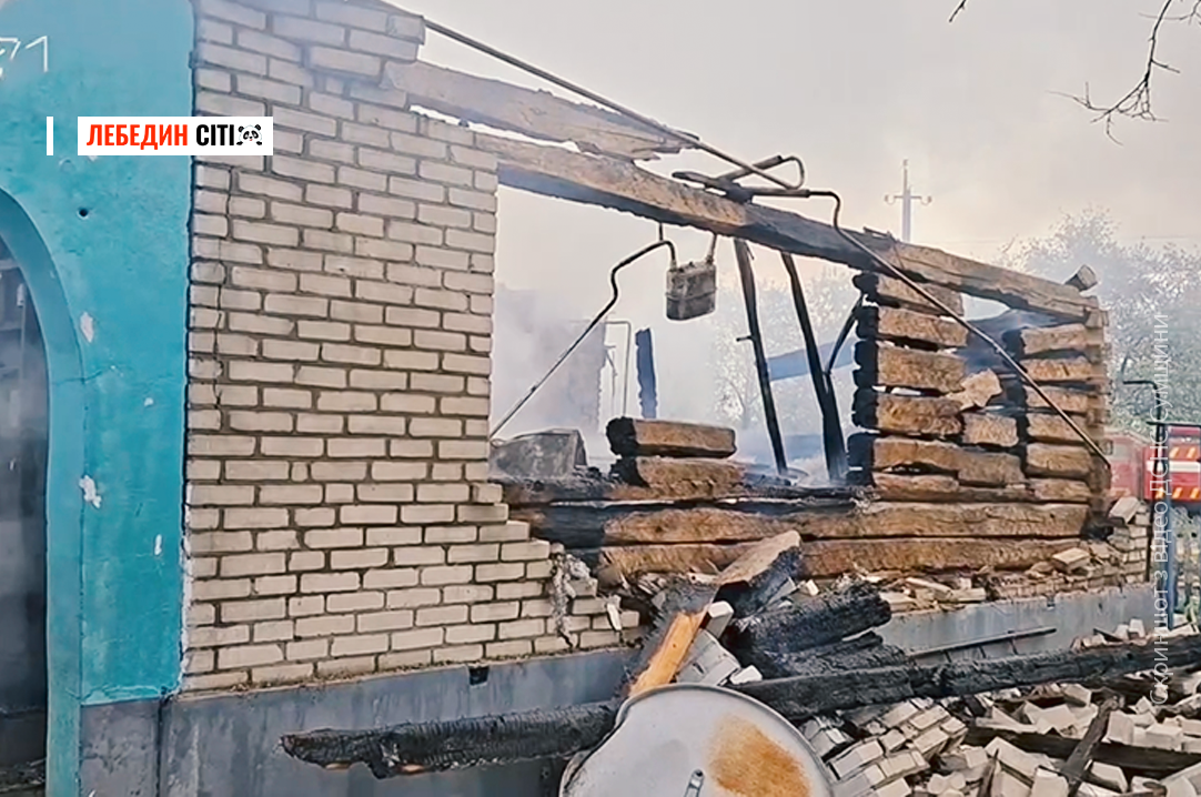 Наслідки ворожих ударів по Сумщині: ДСНС ліквідувала загоряння у двох громадах
