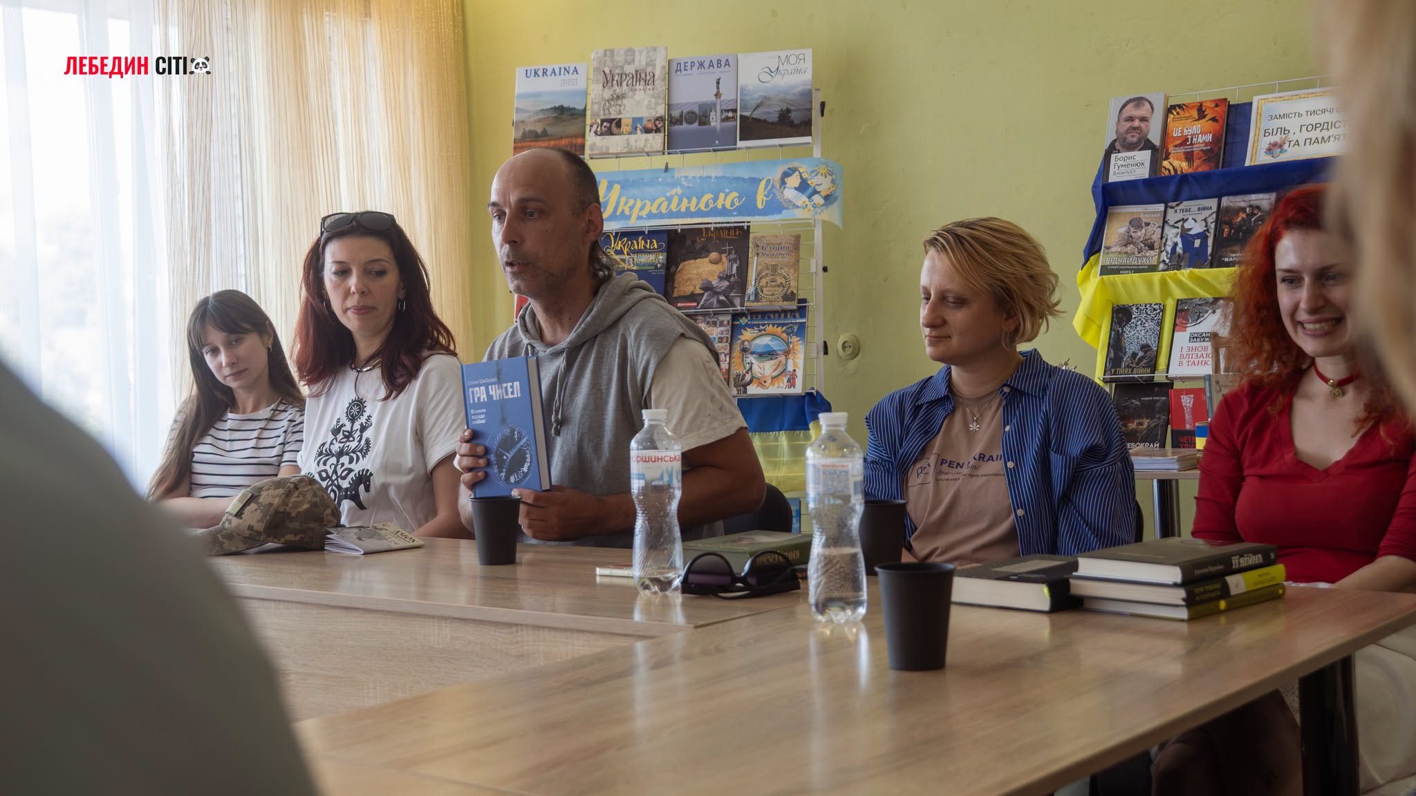 Лебединська бібліотека отримала нові книги від проєкту «Незламні бібліотеки»