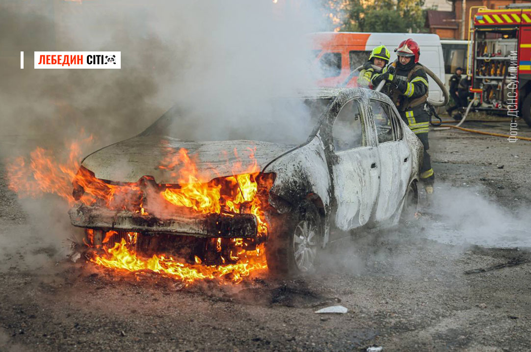 У Сумах російський БпЛА влучив у стоянку: згорів автомобіль, ще близько десяти пошкоджено