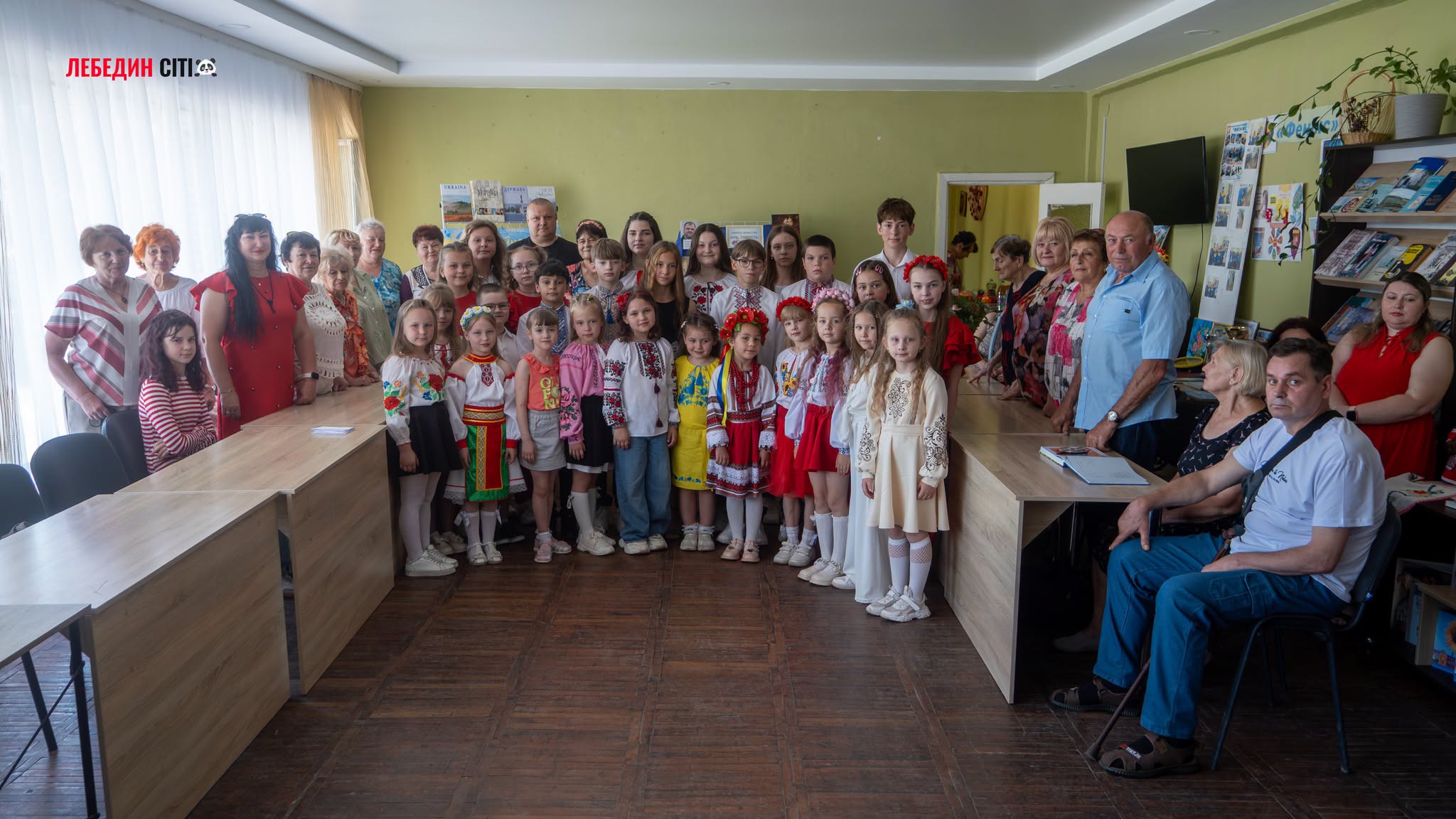 Учасники клубу «Фенікс» у Лебедині отримали творчий подарунок від юних артистів