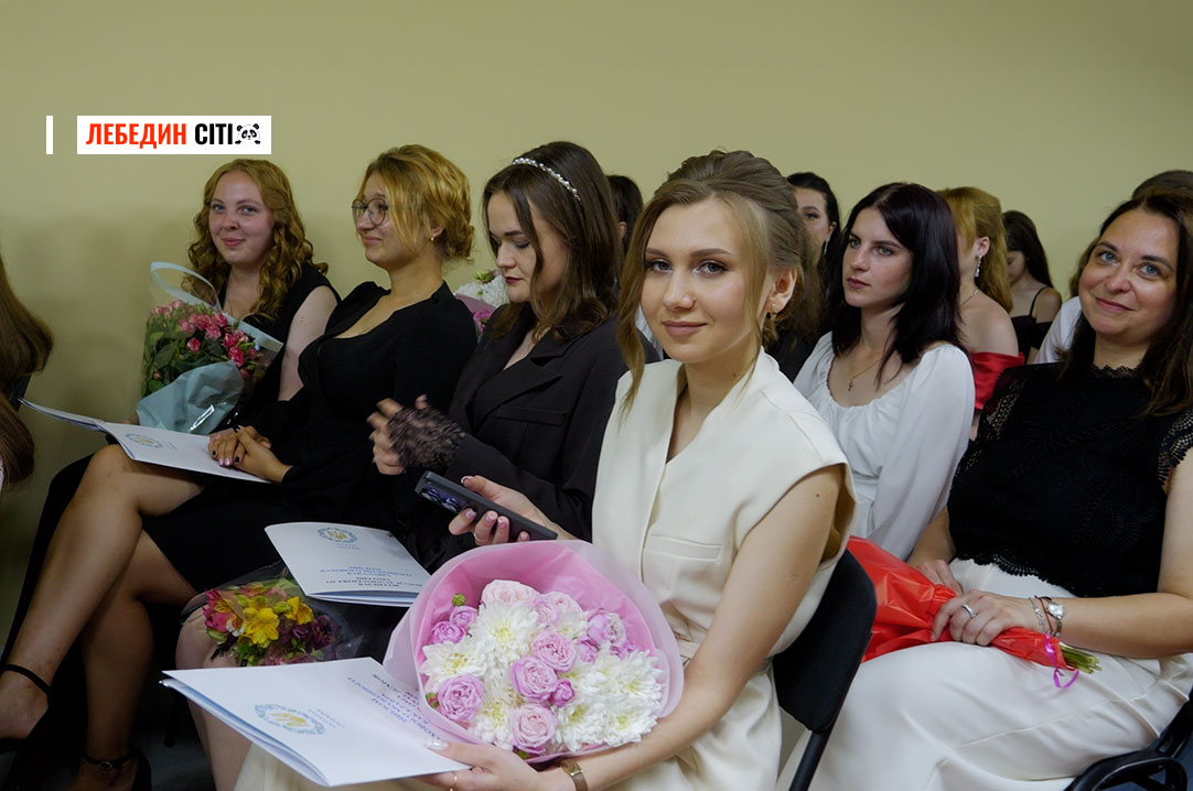 У Лебединському педагогічному фаховому коледжі вручили дипломи випускникам (відеосюжет)