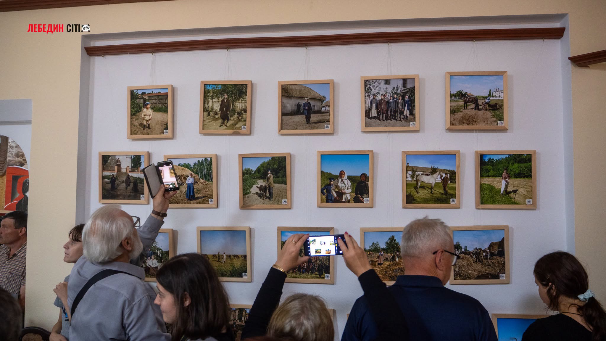 У Лебедині відкрили фотовиставку про Михайлівку, родину Капністів і михайлівчан