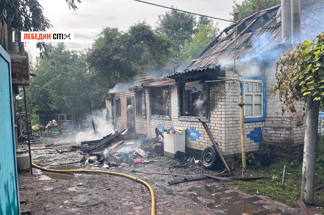 У селі Мирне Лебединської громади через пожежу родина з дітьми залишилася без житла