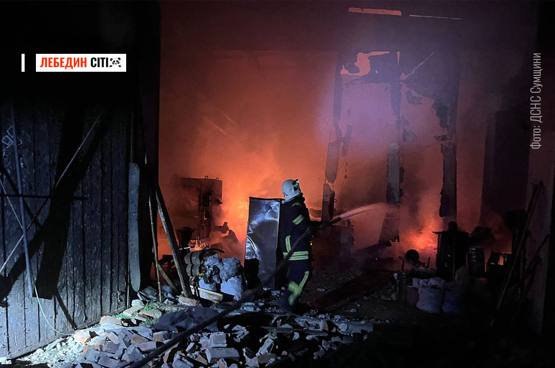 У Лебединській громаді після ворожих ударів виникли пожежі: рятувальники працювали на двох локаціях