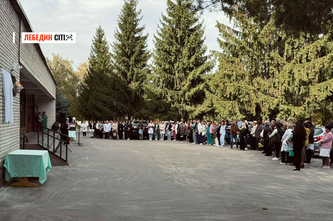 У Лебединській лікарні відкрили меморіальну дошку на честь загиблого Захисника Іллі Гаврилишина